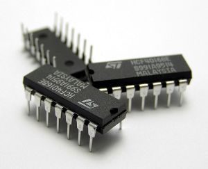 800px-Three_IC_circuit_chips